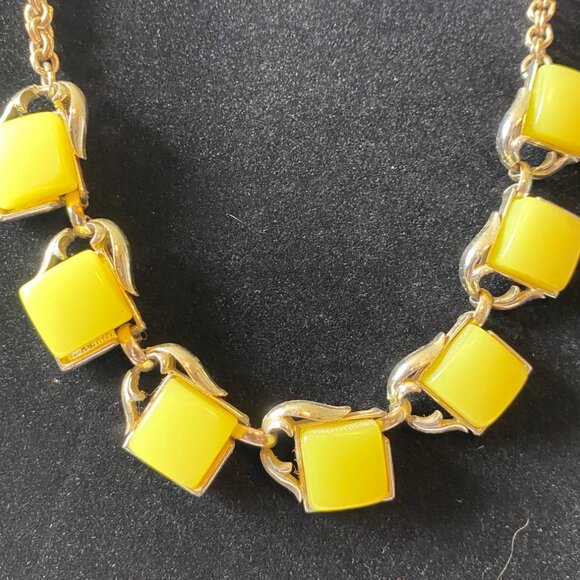 Vintage Lemon Yellow Thermoset Necklace With Gold-Tone Chain Links & Retro Chic - Picture 1 of 11